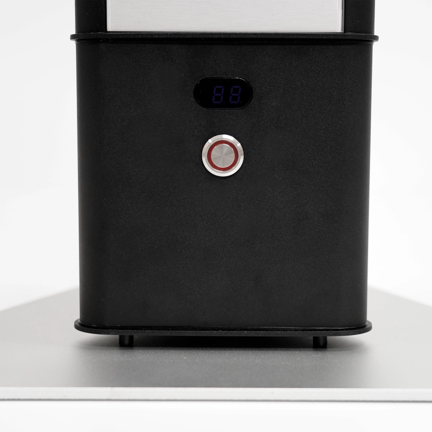 Detailaufnahme: Schwarzer VASNER HeatTower Terrassenheizstrahler mit Display und Bedienknopf.