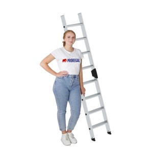 PROREGAL Stufen-Anlegeleiter mit 8 Stufen, Aluminium, neben einer Frau stehend.