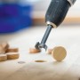 LUX Forstnerbohrer Profi Comfort Ø 20 mm im Einsatz an Holz mit Bohrmaschine.