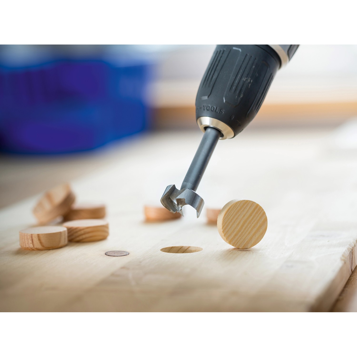 LUX Forstnerbohrer Profi Comfort Ø 20 mm im Einsatz an Holz mit Bohrmaschine.