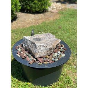 Gartenbrunnen-Set mit Granitstein, Wasserlauf und Bronze-Eisvogel auf einem schwarzen Becken.