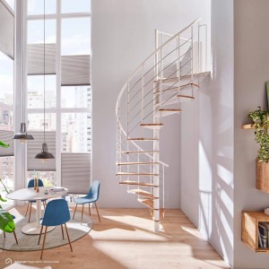 Weiße Intercon Select Wendeltreppe mit 13 Eiche Natur Stufen, 140 cm Durchmesser, in hellem Wohnraum.