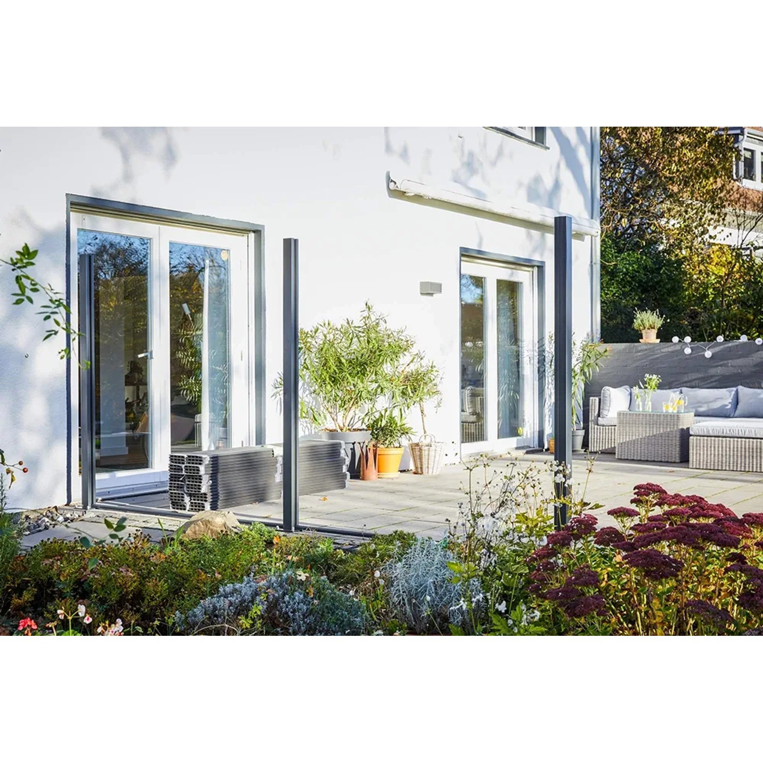 Anthrazitfarbener Vierkant-Pfosten (7x7x176 cm) für Zaunbau und Sichtschutz im Garten.