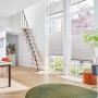 Intercon Alpha Mittelholmtreppe mit 11 hellen Buchenstufen und Italo-Silber Metallgeländer in modernem Wohnraum.