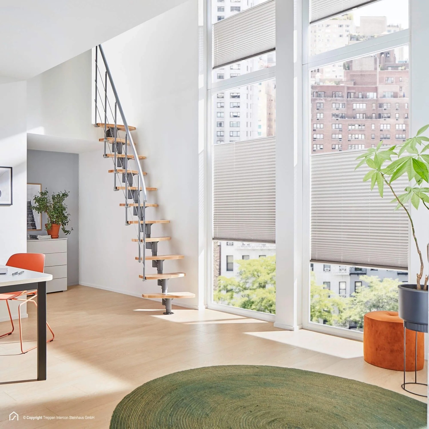 Intercon Alpha Mittelholmtreppe mit 11 hellen Buchenstufen und Italo-Silber Metallgeländer in modernem Wohnraum.
