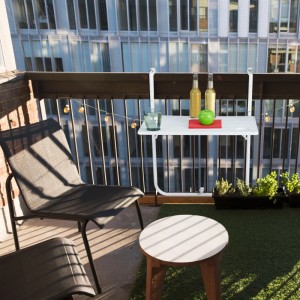Relaxdays Balkon Hängetisch Kunststoff Holzoptik Weiß Höhenverstellbar Klappbar mit 2 Getränkehaltern 82,5 x 60 x 58,5 cm