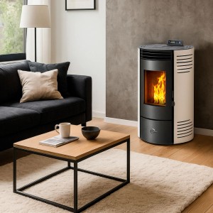 Weißer Sannover Pelletofen Azora 11,6 kW im Wohnraum mit brennendem Feuer.