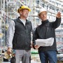Bosch Professional Akku-Heizweste GHV 12+18V XA in Schwarz im Einsatz auf einer Baustelle.