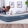 Doppelluftbett (204x152x36 cm) mit Elektropumpe von Bestway, geeignet für Camping und Zuhause.