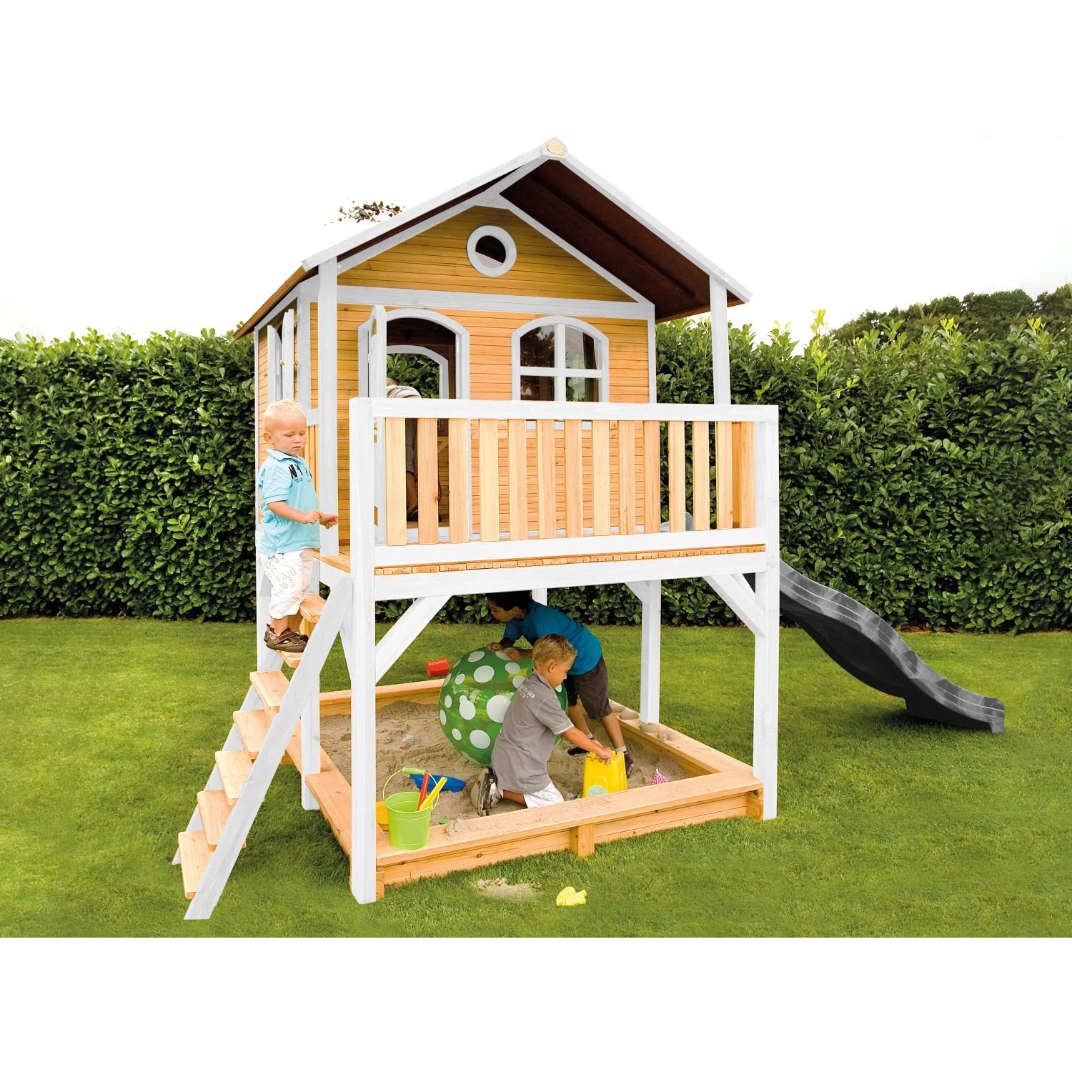 Axi Marc Spielhaus mit Rutsche, Sandkasten und Leiter. Braun-weißes Holzhaus für Kinder im Garten.