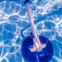 Weißer Gre Automatik-Poolreiniger mit blauem Bürstenkopf im Pool.