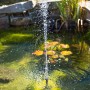 Eckige Solar Teichpumpe im Gartenteich mit Fontäne.