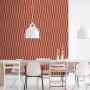 ESTAhome Dekorative Tapete mit vertikalen Streifen in Rosa und Rot. Zeigt die Vliestapete an einer Wand im modernen Esszimmer.