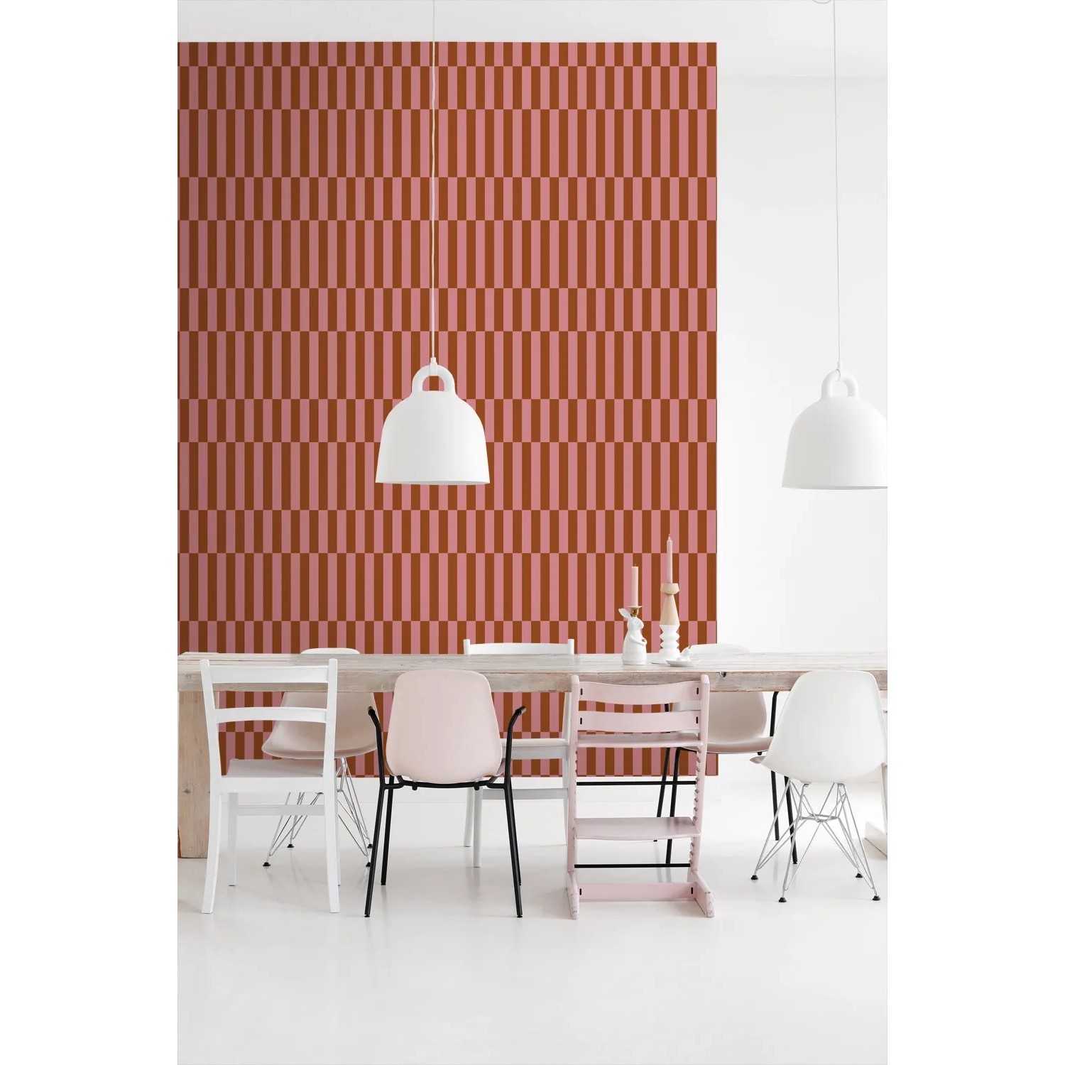 ESTAhome Dekorative Tapete mit vertikalen Streifen in Rosa und Rot. Zeigt die Vliestapete an einer Wand im modernen Esszimmer.