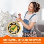 Frau streicht schimmelige Wand mit weißer Tonis SCHIMMELSCHOCK Anti-Schimmel-Farbe. Effektive Wandfarbe für schimmelfreie Wände.