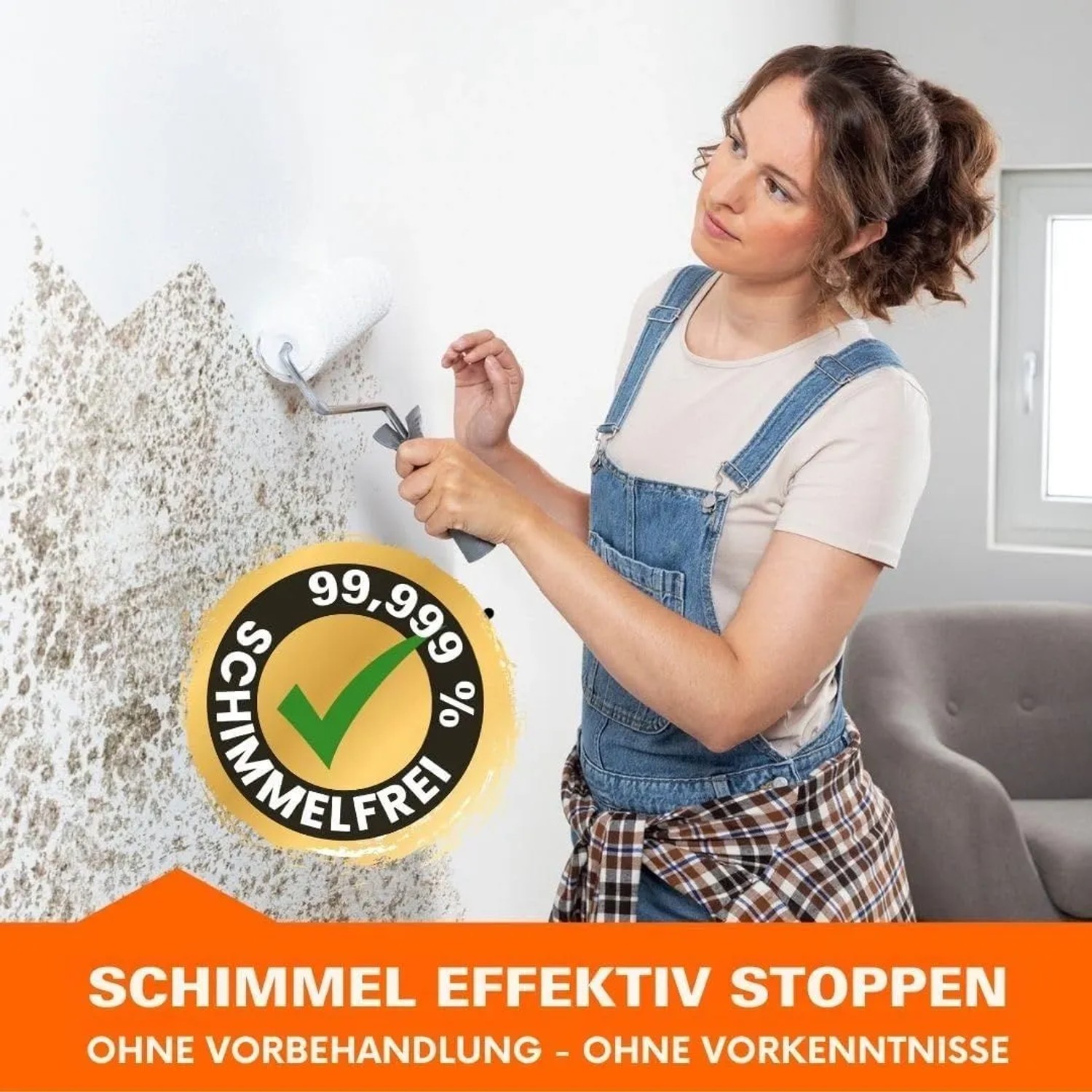 Frau streicht schimmelige Wand mit weißer Tonis SCHIMMELSCHOCK Anti-Schimmel-Farbe. Effektive Wandfarbe für schimmelfreie Wände.