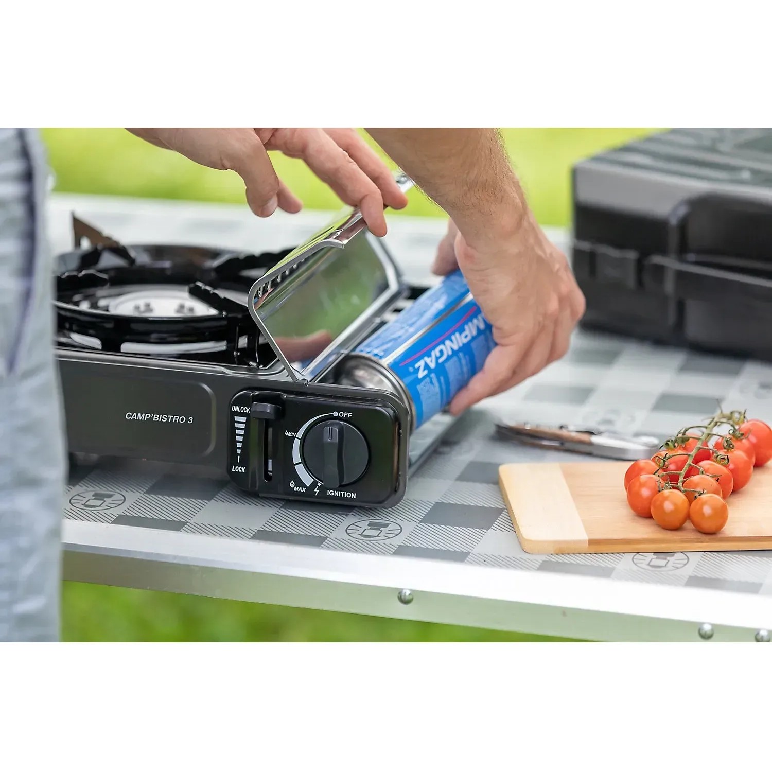 Campingaz Camp'Bistro 3 Tischkocher mit Gaskartusche beim Einsetzen. Ideal für Camping.