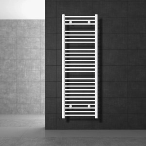 Weißer LuxeBath Badheizkörper, 500x1500 mm, gerade, mit Seitenanschluss vor dunkler Wand.
