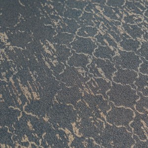 Detailansicht: Dunkelblaue Vliestapete mit klassischem Ornamentmuster.