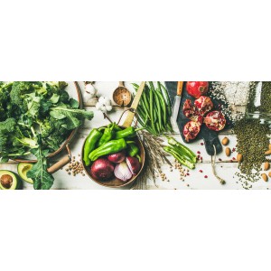 Glasbild Ingredients II: Arrangement aus Gemüse, Hülsenfrüchten und Granatapfel auf Holz.