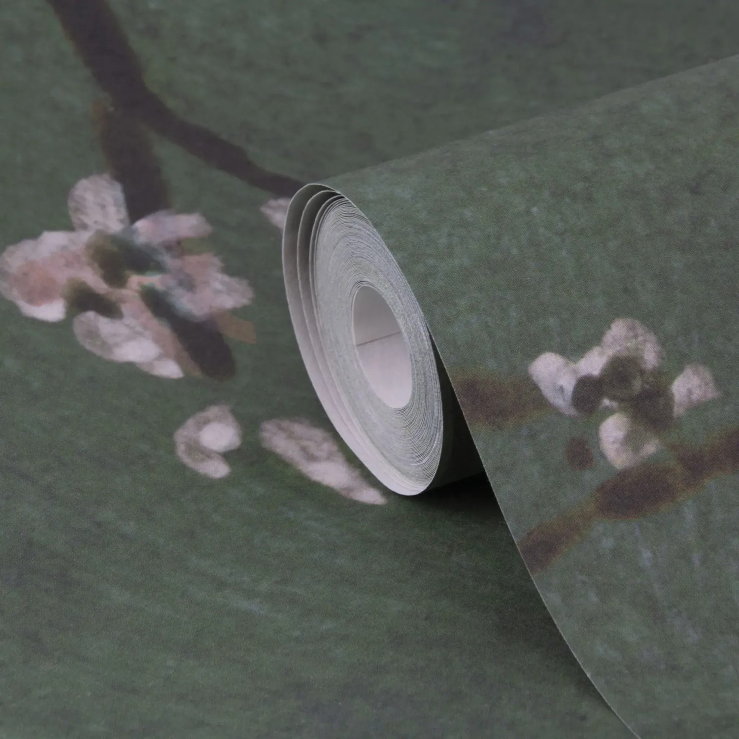 Fototapete Chinese bloesem groen: Rolle mit grünem Hintergrund und weißen Kirschblüten.
