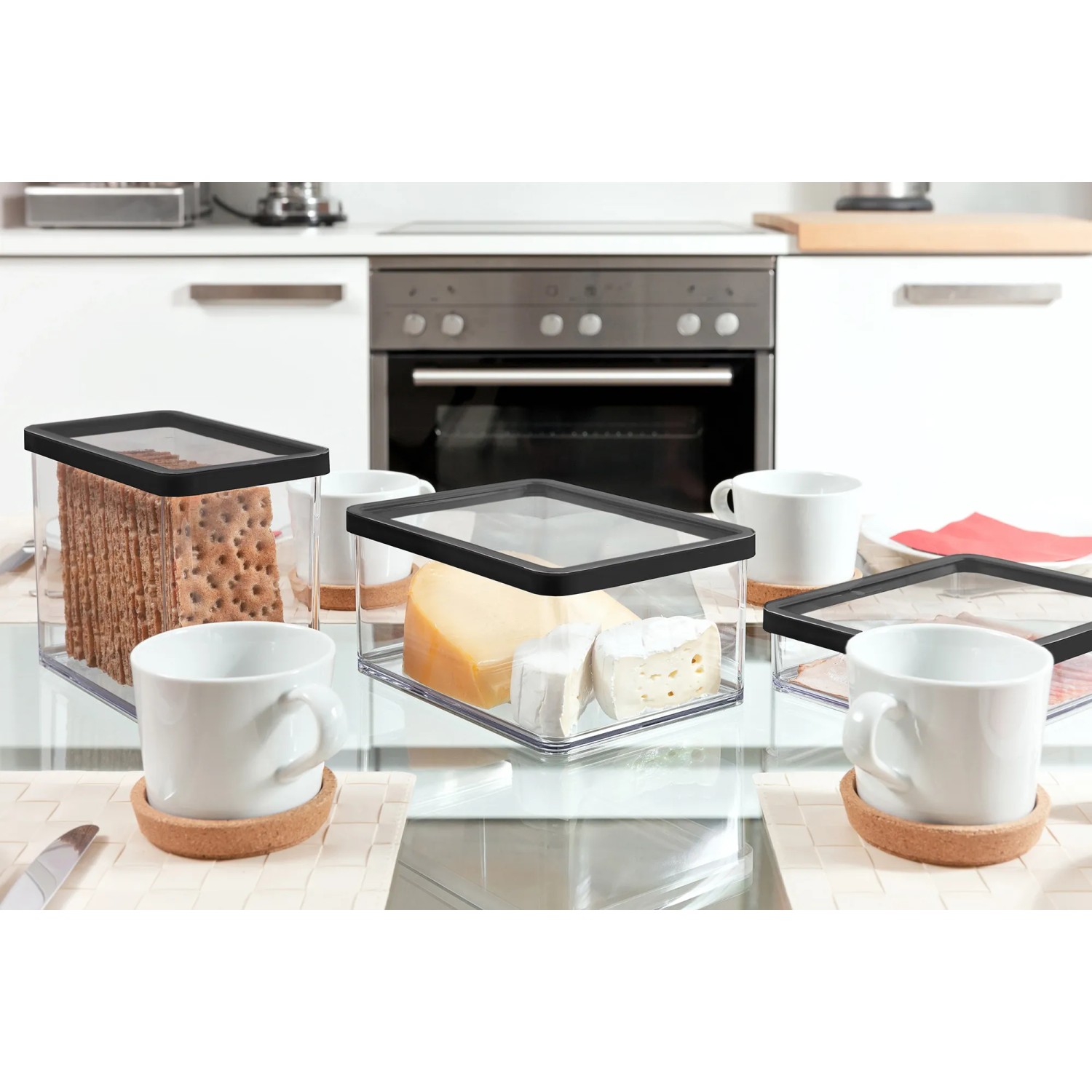 Rotho Vorratsdosen Loft Premium, 2,25 l, transparent mit schwarzem Deckel, gefüllt mit Lebensmitteln.