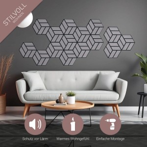 Graue hexagonale Akustikpaneele in Wabenoptik an dunkler Wohnzimmerwand über Sofa. Schalldämmung & stilvolle Deko.