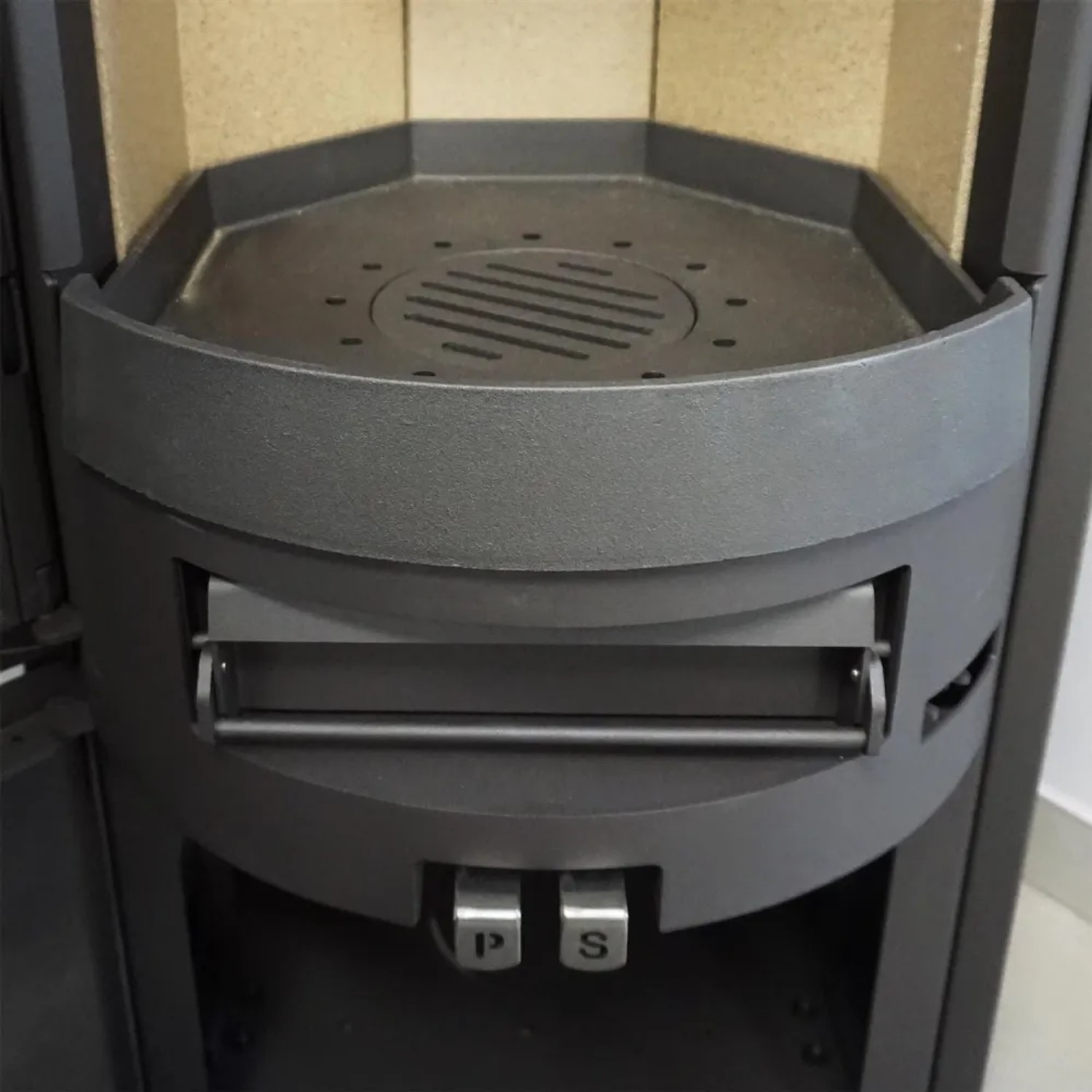 Detailaufnahme Kaminofen H&M Germany EVO 2.1 Stahl-Braun mit Holzfach und Bedienelementen.