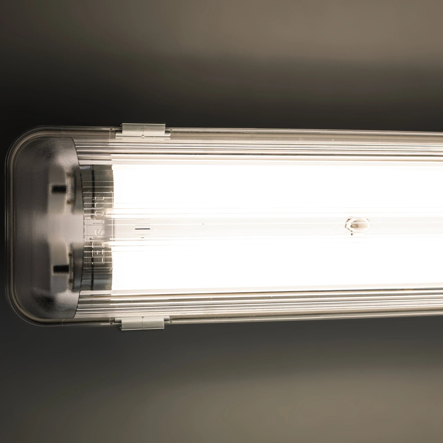 Graue LED-Wannenleuchte, 120 cm, mit zwei Röhren für Feuchträume.