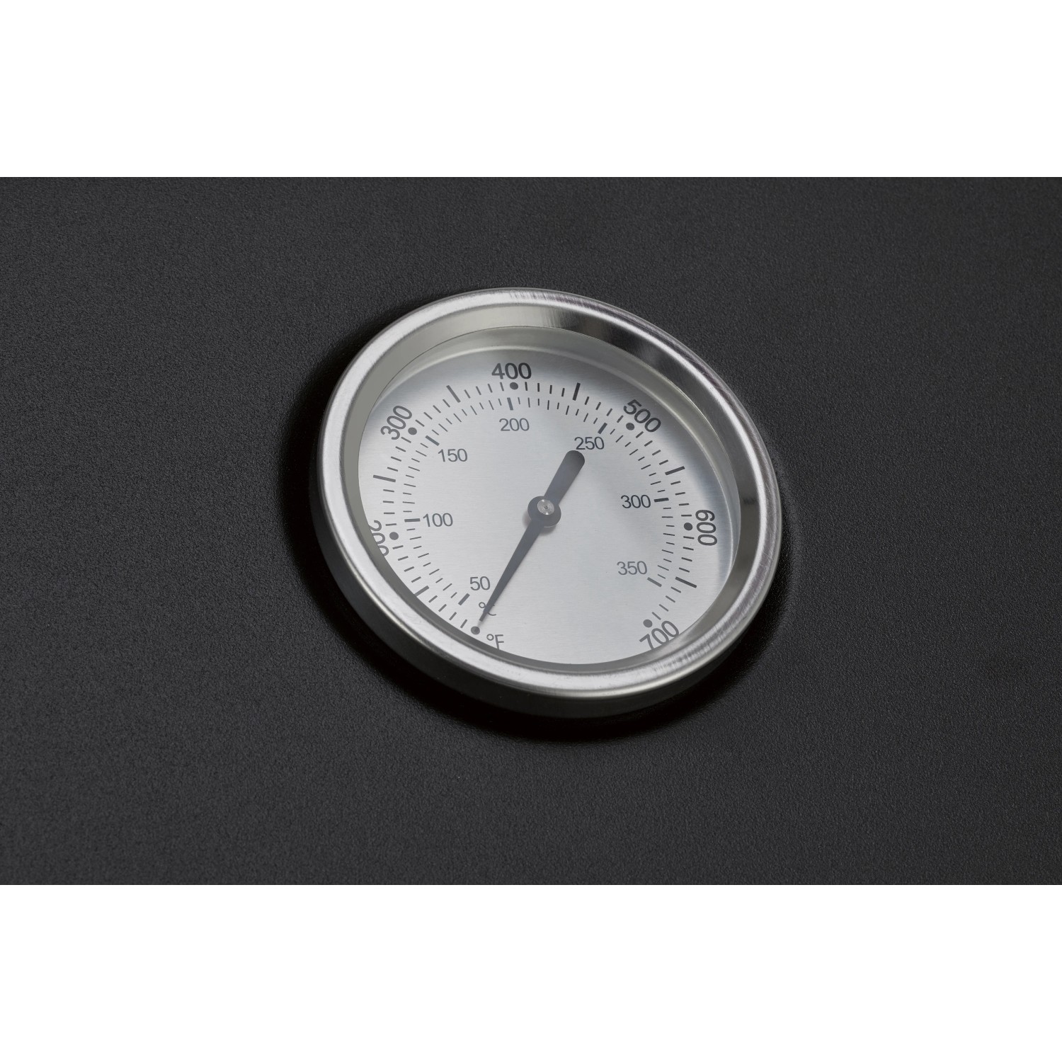 Detailaufnahme des Deckelthermometers vom Cumbre Gasgrill mit 3 Brennern.