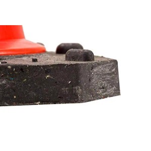 Detailaufnahme: Fuß des UvV Bigfoot Leitkegels, schwer, aus Recyclingmaterial.