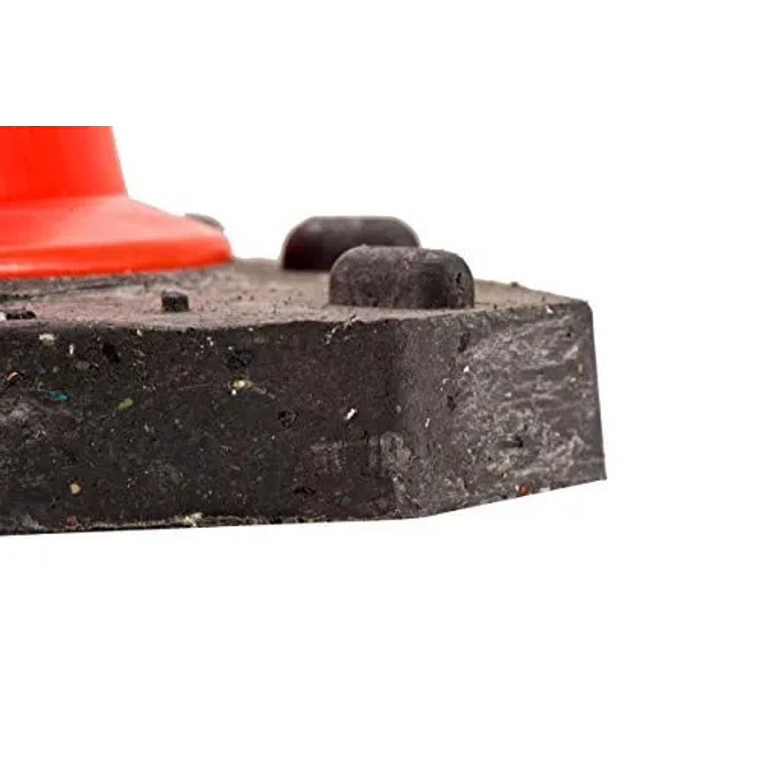 Detailaufnahme: Fuß des UvV Bigfoot Leitkegels, schwer, aus Recyclingmaterial.