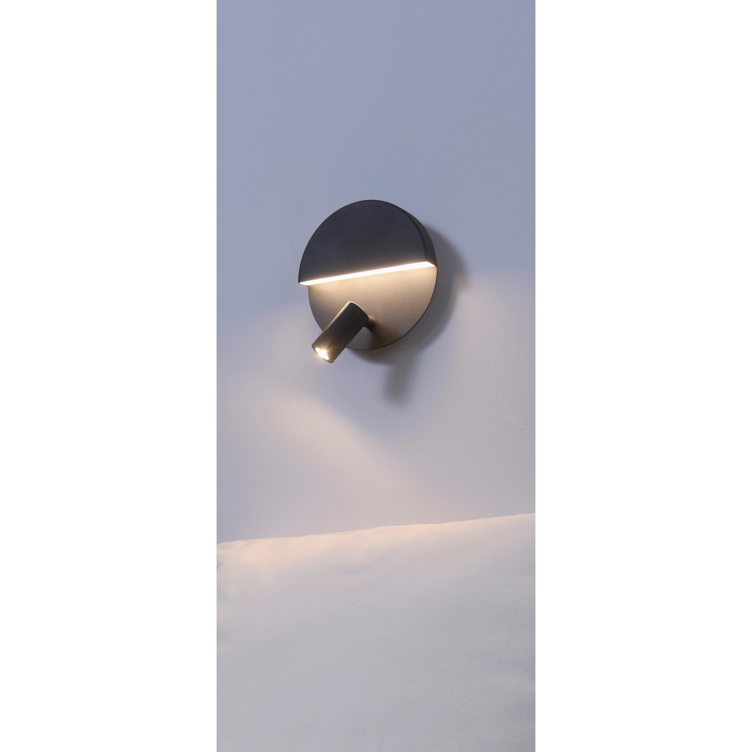 Schwarze, matte Trio LED Wandleuchte Mario mit Leselampe und Backlight an einer Wand.