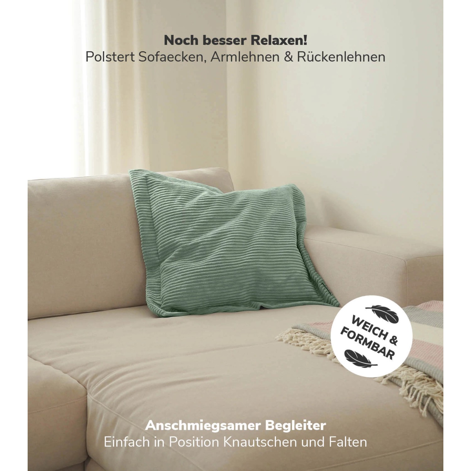 Grünes Cord Sofakissen "Das Wölkchen" von mokebo auf beiger Couch. Dekokissen für mehr Komfort.
