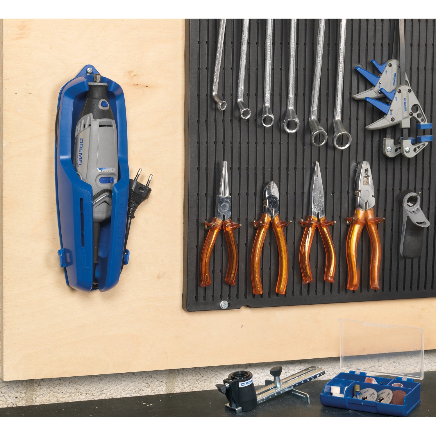 Dremel 3000-1/25 EZ Multifunktionswerkzeug Set mit Zubehör an Werkzeugwand.