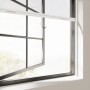 Weißes Insektenschutzrollo mit Kassette am Fensterrahmen montiert.