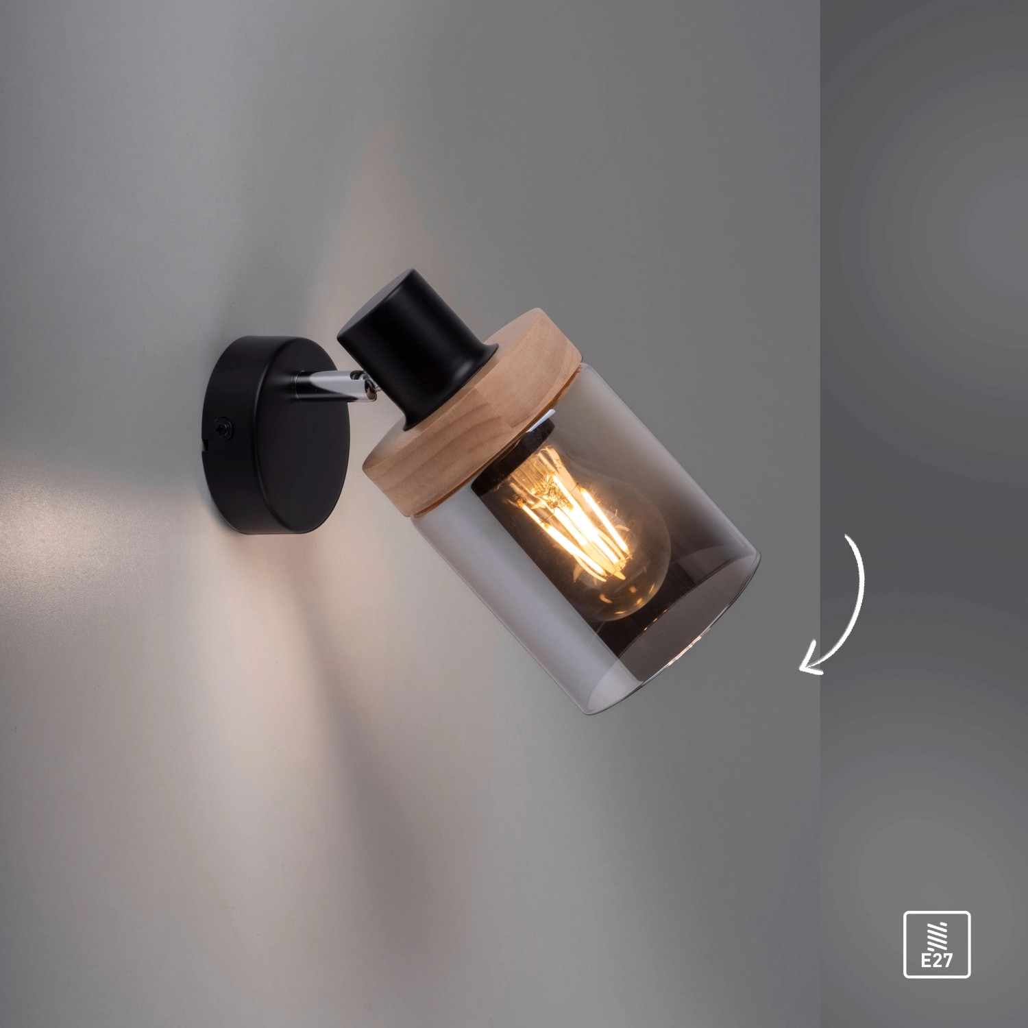 Schwarze Wandleuchte Pasqual mit Rauchglas-Schirm und Holzdetails, 1-flammig.