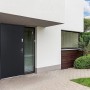 Anthrazitgraue Stahl-Haustür Agueda mit Glasseitenteil am modernen Hauseingang, 95 cm breit.