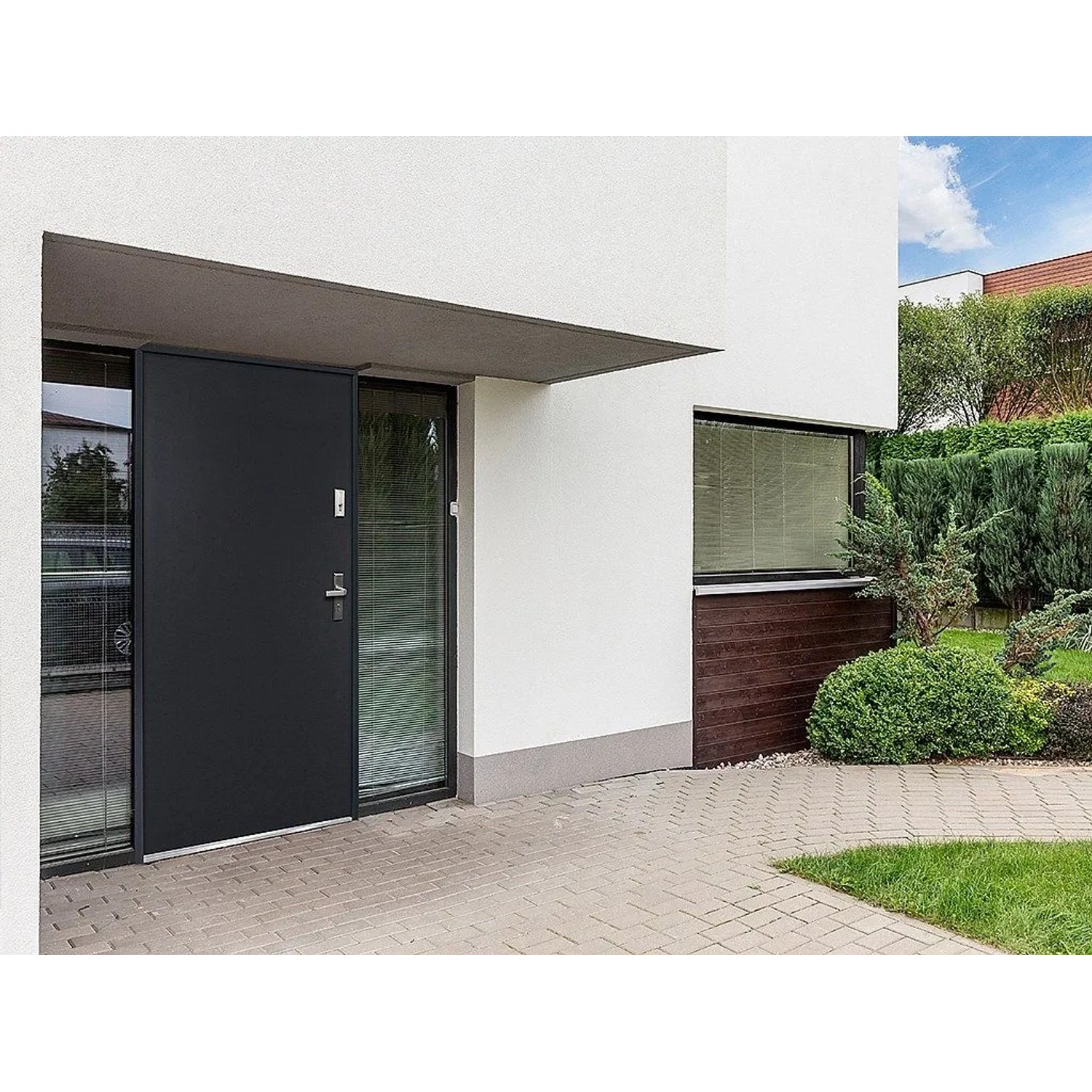 Anthrazitgraue Stahl-Haustür Agueda mit Glasseitenteil am modernen Hauseingang, 95 cm breit.