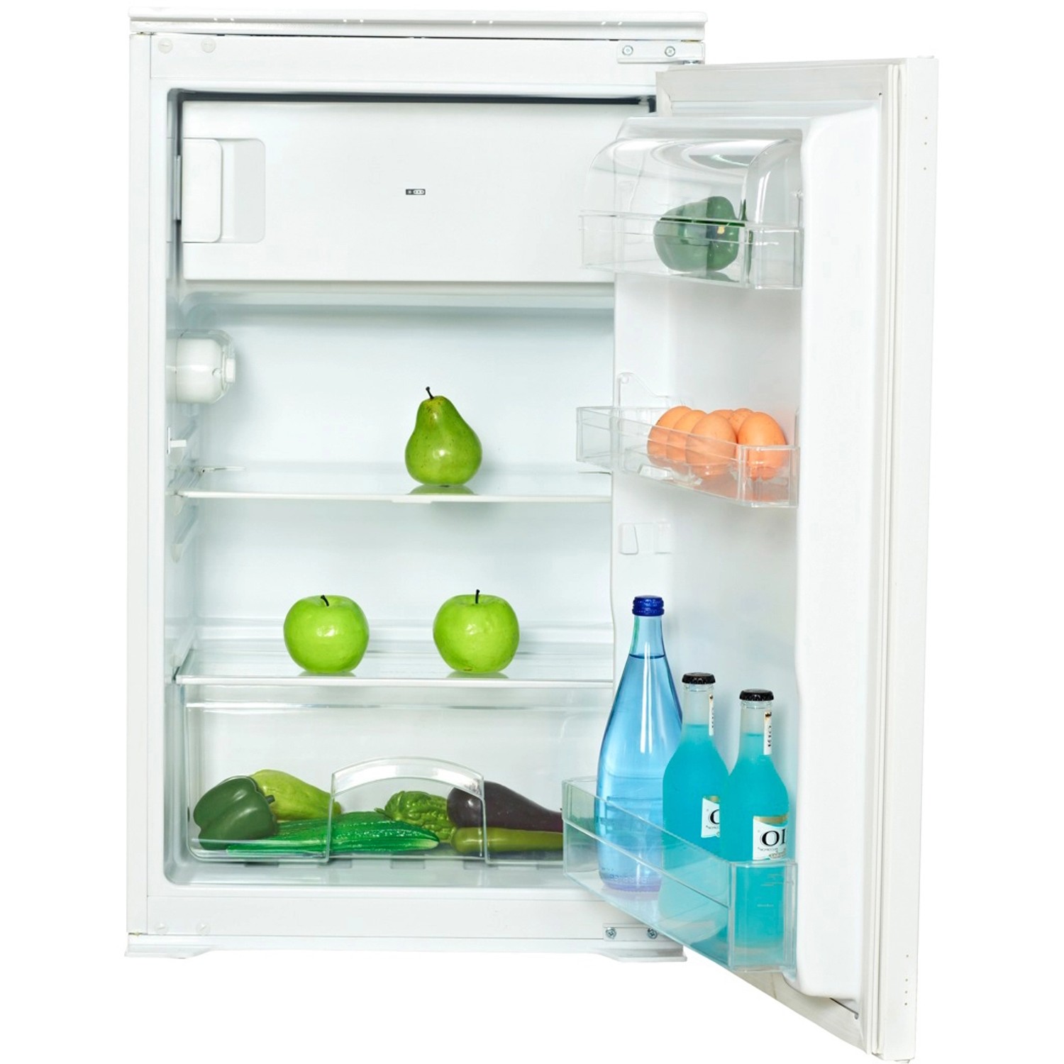 Geöffneter, weißer Einbaukühlschrank mit Lebensmitteln. Teil des Flex-Well Küchengeräte-Sets.