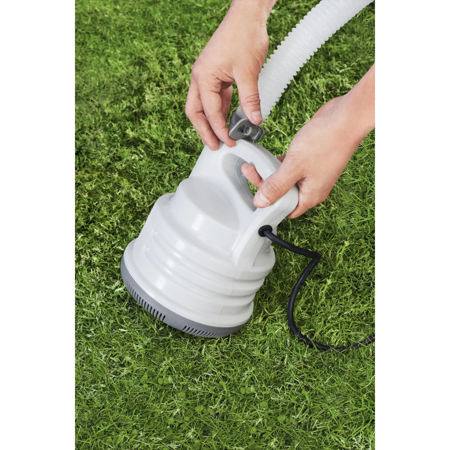 Bestway Flowclear Tauchpumpe (80 W) zum Abpumpen von Poolwasser, mit Schlauch und Zubehör.