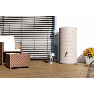 Arves Regentonne Novara 280 l in Taupe mit Wasserhahn auf Terrasse.