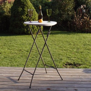 Klappbarer TRUTZHOLM Stehtisch mit anthrazitfarbener Husse, Durchmesser 60cm, im Garten.