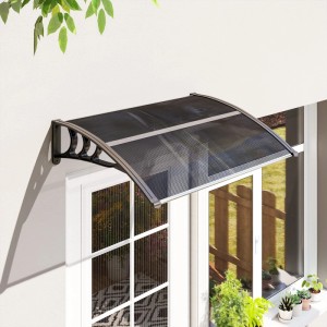 Schwarzes, gewölbtes Polycarbonat-Vordach über einer Tür. Bietet Wetterschutz für Haustür und Fenster.