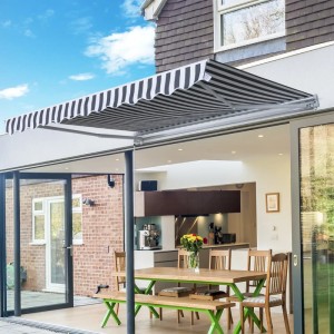 Outsunny Markise, 3,5x2,5m, grau-weiß gestreift, am Haus montiert.