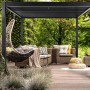 Schwarze Beliani Gartenpergola 310x310x250 mit Lamellendach und Gartenmöbeln.