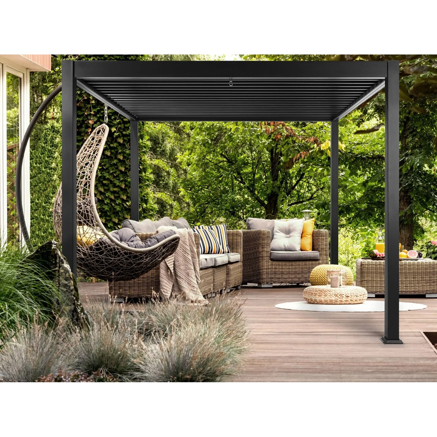 Schwarze Beliani Gartenpergola 310x310x250 mit Lamellendach und Gartenmöbeln.