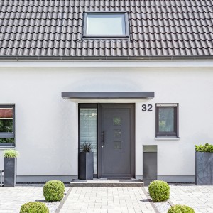 Modernes Gutta Rechteckvordach BS 250x90 cm in Anthrazit am Hauseingang.