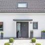 Modernes Gutta Rechteckvordach BS 250x90 cm in Anthrazit am Hauseingang.