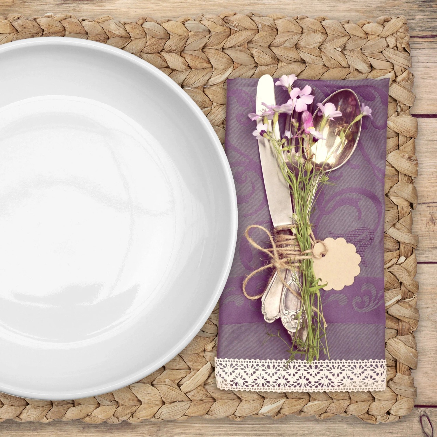 Gedeckter Tisch mit Wasserhyazinthe Tischset, Teller und Besteck im 4er Set.